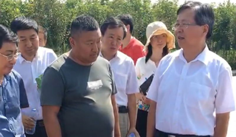 農(nóng)業(yè)部及負(fù)責(zé)領(lǐng)導(dǎo)一起參觀了愛麗潔農(nóng)村廁所改造產(chǎn)品，并得到了認(rèn)可